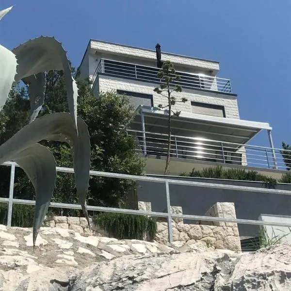 Apartment First Row, hotel v destinaci Komarna