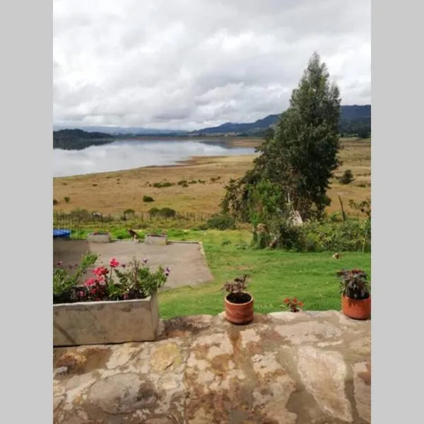 El Cascajal: Amazing lake view. Vista al lago, hotel v destinaci Guatavita