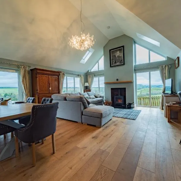 Hillcrest - 8 Person Luxury House and Hot Tub, hotel in Hawick