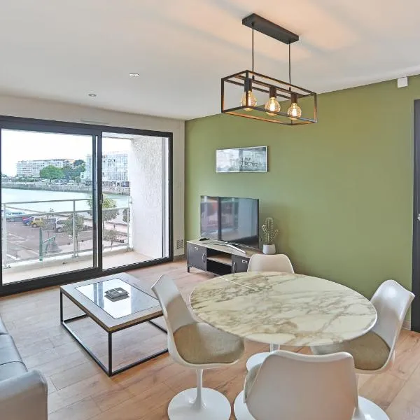 Vue panoramique mer et chenal même de la chambre ascenseur 50m2 situation idéale en option garage fermé privé, hotel en Les Sables-dʼOlonne