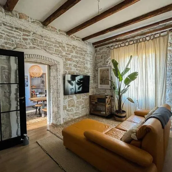The Bungalow by the Sea in Historic Poreč Old City, hotel in Poreč