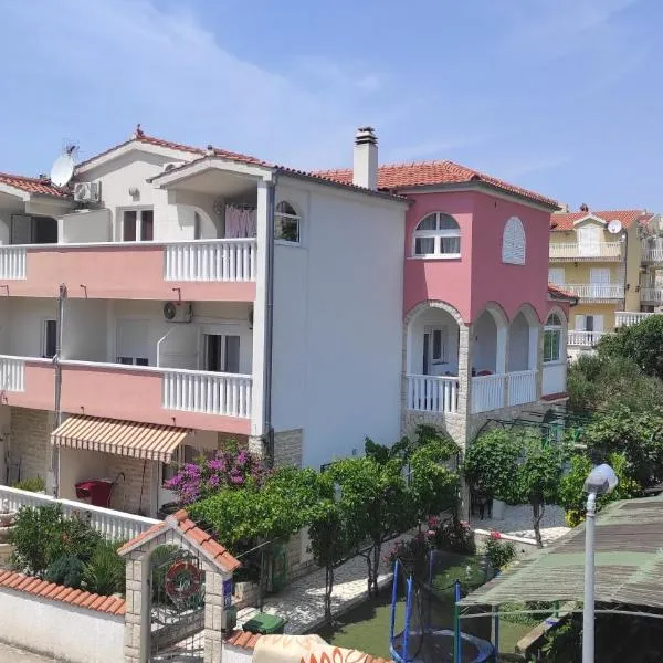 Ivano Apartments, hotel en Grebaštica