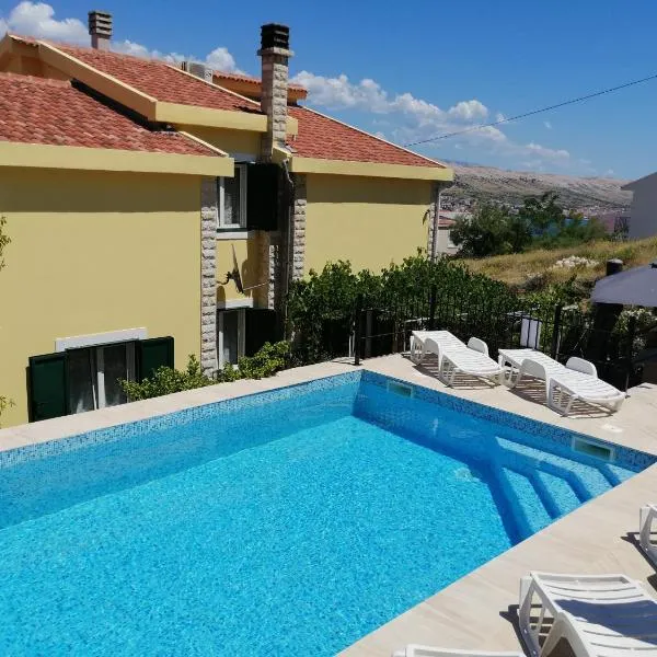 Family apartments Grguric, hotel in Pag