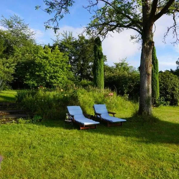 Grüne Wohlfühloase mit einmaliger Aussicht, hotel in Königswinter