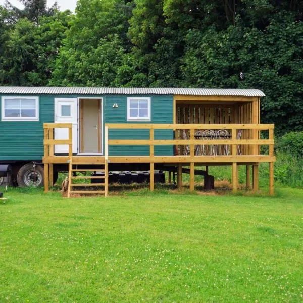 Unique Upcycled Straw Trailer Westcote, hotel di Lanton