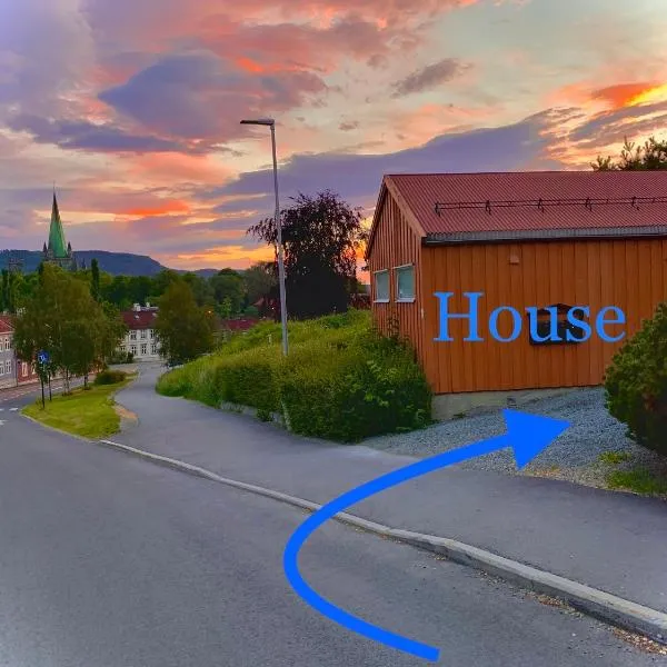 Private house-terrace-garden -parking-WiFi-smartTV、トロンハイムのホテル