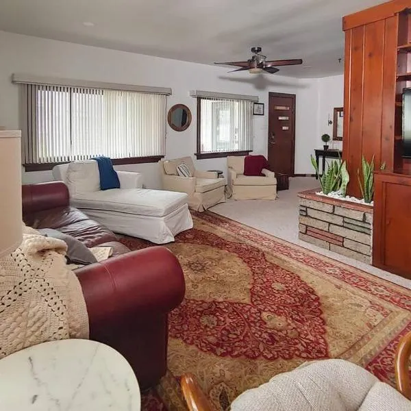 Huge historic, w/large yard & close to beach, hotel v destinaci Manistee