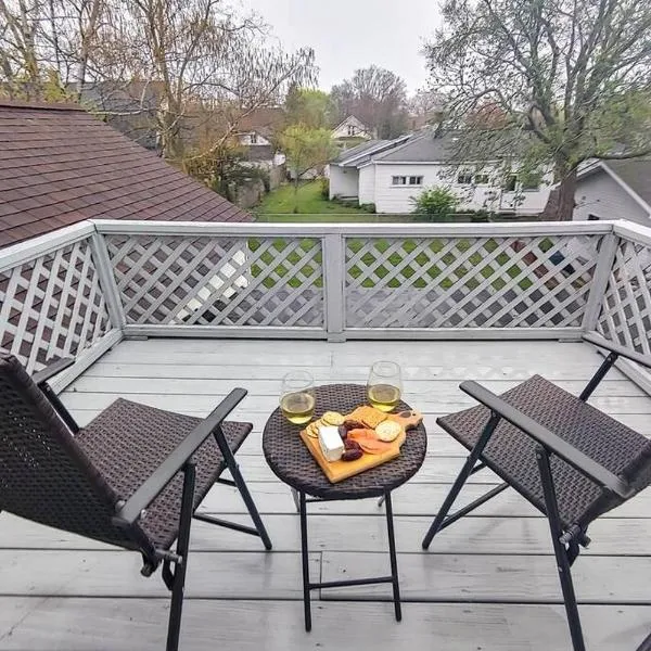 Historic w/deck, king bed & air by Lake Michigan, hótel í Manistee