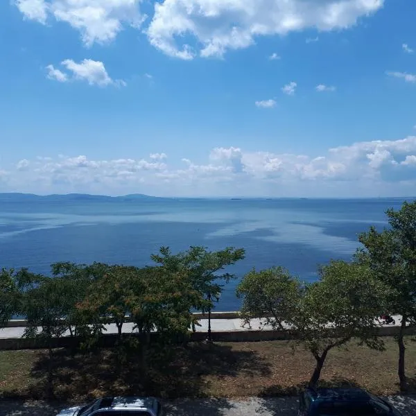 Стаи за гости WEST, hotel in Pomorie