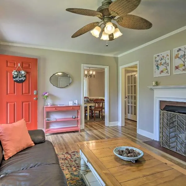 Bright Home with Yard in Historic Fuquay-Varina!, hotell i Lillington