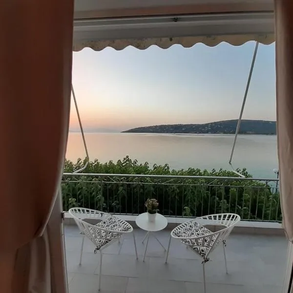 Irida's sea front apartment with astonishing view, khách sạn ở Theológos