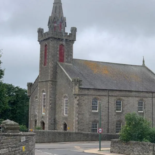 Church view, hotel in Wick