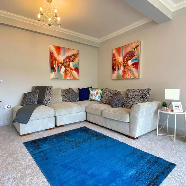 Beautiful Large 4 bedroom House - 5 Minute Walk to the Best Beach! - Great Location - Garden - Parking - Fast WiFi - Smart TV - Newly decorated - sleeps up to 10! Close to Bournemouth & Poole & Sandbanks, hotel v destinaci Bournemouth