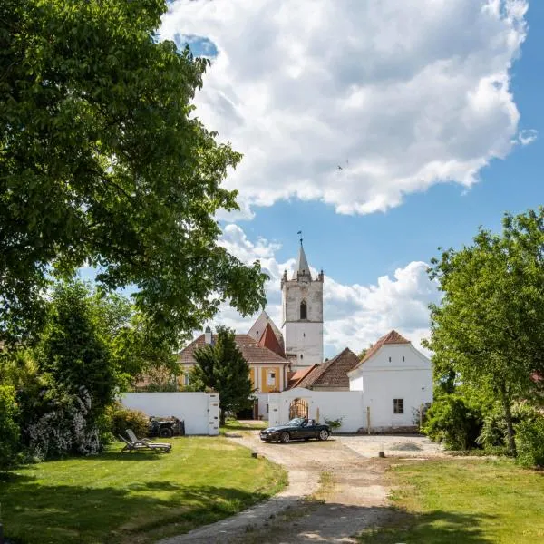 Ambrožův dvůr, hotel a Pouzdřany