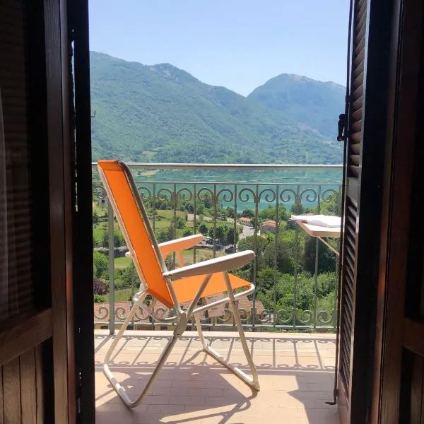 Stanza con terrazzo Vista Lago - LAKEHOLIDAY IT, hotell i Castel di Tora