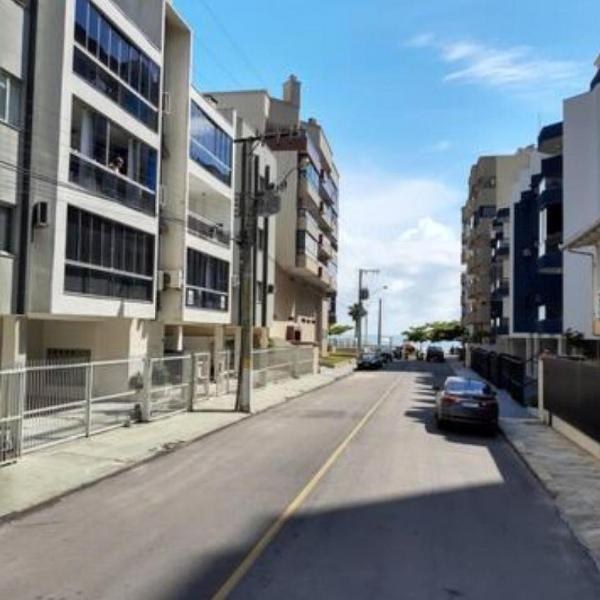 Apartamento amplo em meia praia - poucos metros do mar