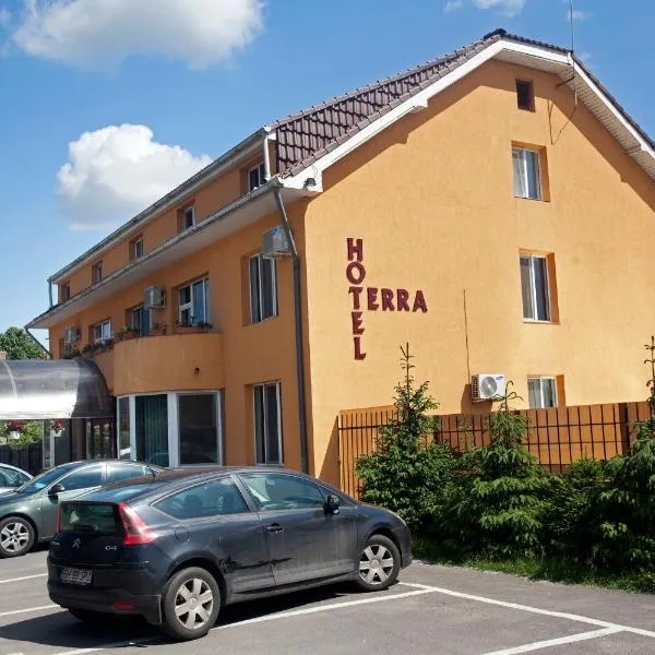 Hotel Terra, מלון בHusasău de Criş