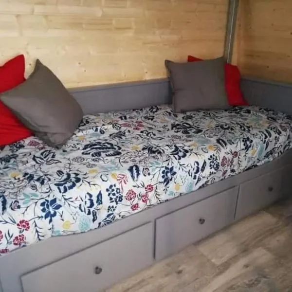Studio MARMOTTE FONT-ROMEU 4 personnes avec balcon Résidence VAL SOLEIL entièrement rénové en juin 2021 place de PARKING & WIFI gratuit , draps & serviettes de toilettes non inclus, sabanas y toallas no incluidos, hotel v destinácii Font Romeu Odeillo Via
