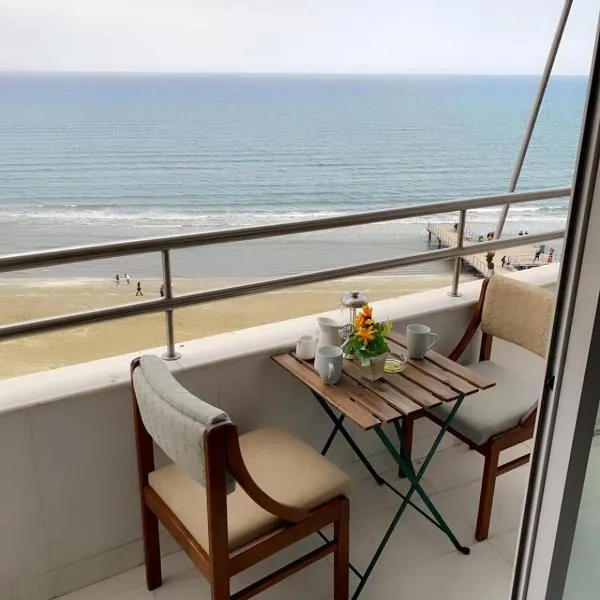 Larnaca Room, 50m to the Finikoudes beach, hotel di Larnaka