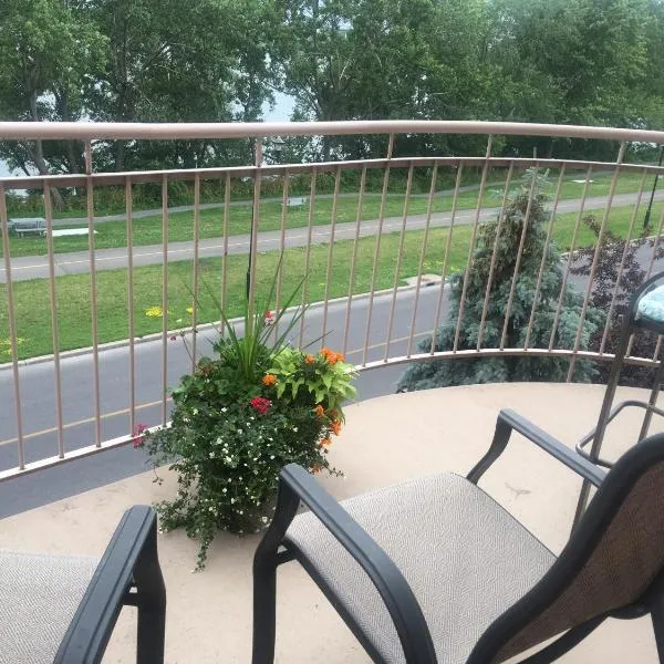 Water view Apt near downtown& airport, מלון בChâteauguay Heights