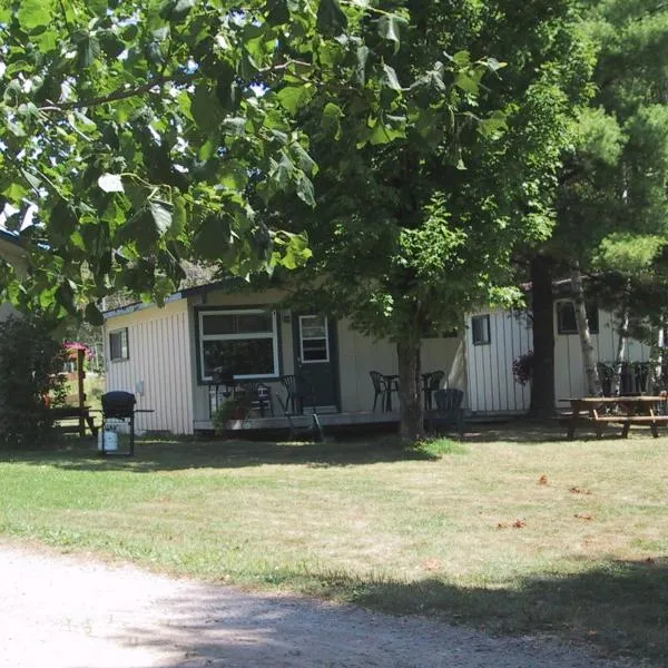 Colonial Bay Motel and Cottages, hotel a Oxtongue Lake