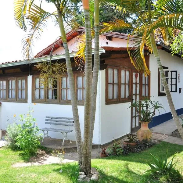Casa COMPLETA, 2 quartos, Estacionamento GRATUITO, WIFI 300MB, frigobar, microondas, fogão e jardim, hotel in Lagoa Dourada