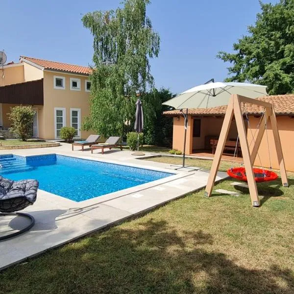 Sunny Garden Villa with Pool, hotelli kohteessa Loborika