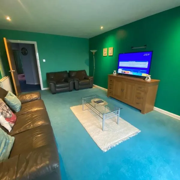 Comfortable, self contained 2 double beds town apartment near Pittodrie Stadium, hotel in Aberdeen