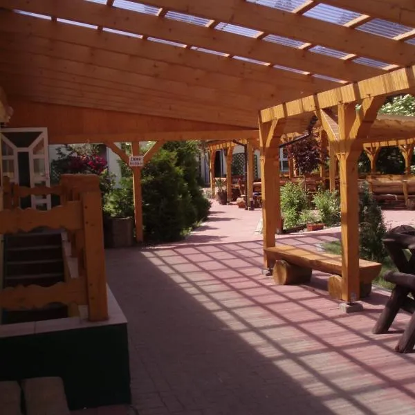 Hostel Waldhaus am Ferienpark-Mehrbett-Gruppenzimmer mit Waschbecken, hotel v destinaci Mirow