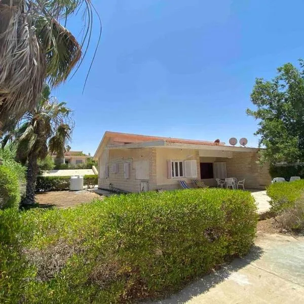 A cheerful chalet villa few steps to the beachside, hotel v destinaci Mersa Matruh
