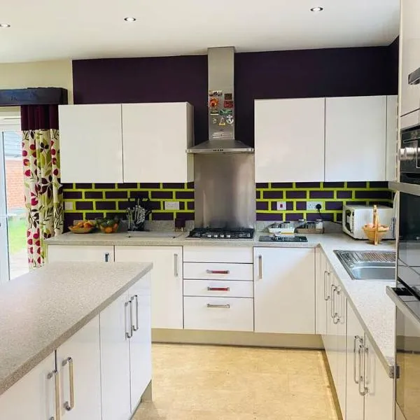 Spacious home for contractors and families, hotel u gradu 'Sherborne Saint John'