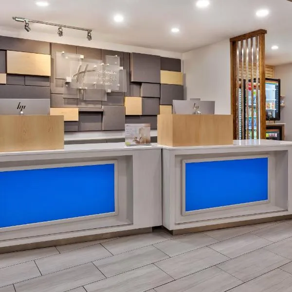 Holiday Inn Express & Suites - Milan - Sandusky Area by IHG、Milanのホテル