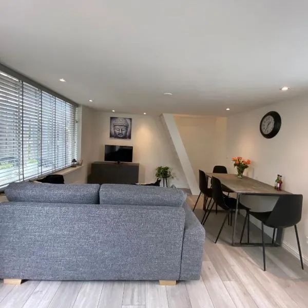 Cozy Tiny House Egmond aan Zee- 500m from Beach-North Sea、エグモント・アーン・ゼーのホテル