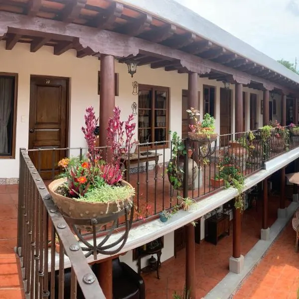 Hotel Mansion Del Rey: San Lucas Sacatepéquez'de bir otel