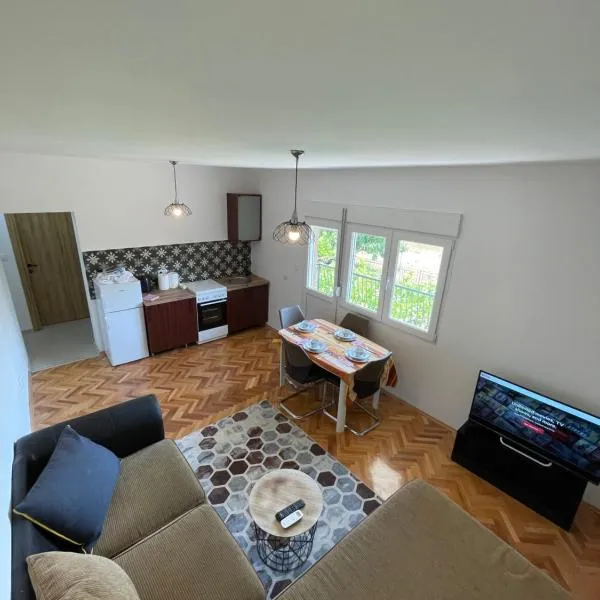 Entire 1-bedroom apartment with free parking, hotel v destinaci Podgorica