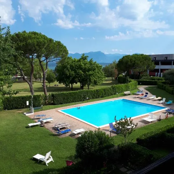 appartamento con piscina Il glicine sul garda, Hotel in Desenzano del Garda