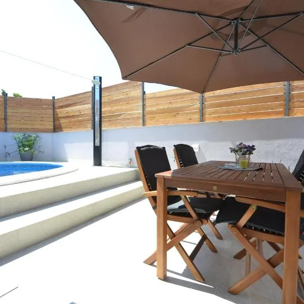 2 Bedroom Apartment Sleeps 5 - Privat Pool, hotel di Zadar
