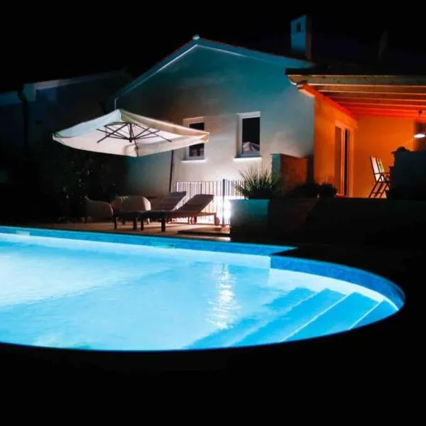 Casa Ro-Ma, seaside villa with a heated pool, hotel in Banjole