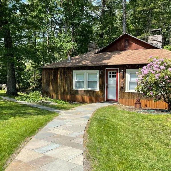 Peaceful Getaway Cottage on grounds of historic mid-century gem, hotel v destinaci Northborough