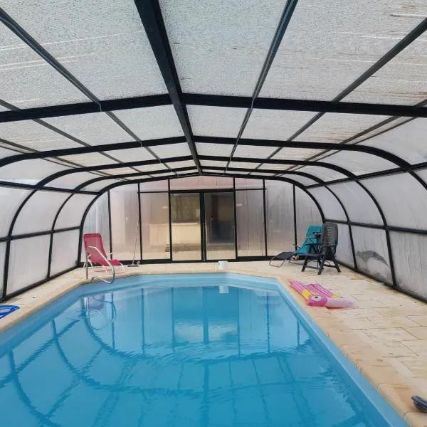 maison a la campagne avec piscine, hotel em Flayat
