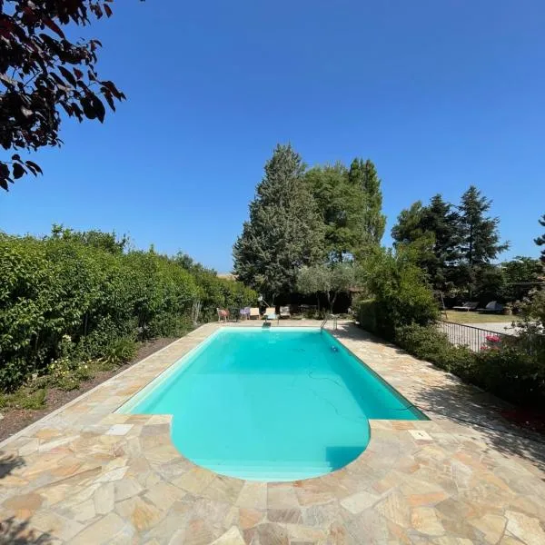 Villa Serena, con piscina, giardino, vicino al mare, hotel v destinaci La Torraccia