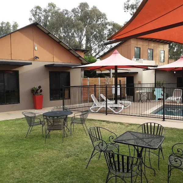 Adelphi Apartment 2- Poolside or Apartment 2A- King Studio, hotel in Echuca
