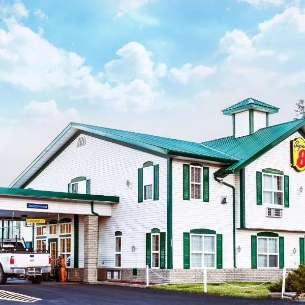 Super 8 by Wyndham 100 Mile House, hotell i 108 Mile Ranch