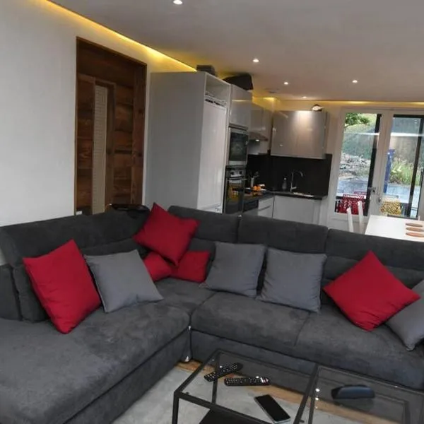Logement rénové avec vue panoramique, hotel in La Saussa