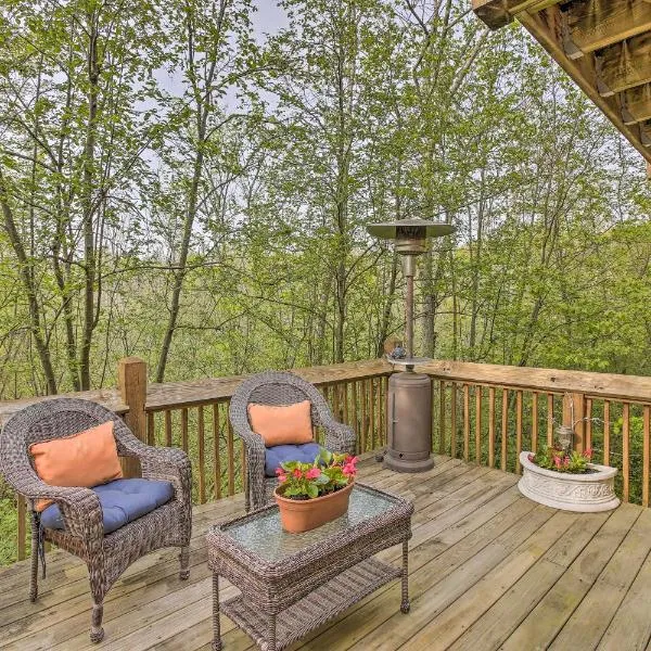 Resort Cabin with Fire Pit Golf, Hike and Play!, hotel in Rothbury