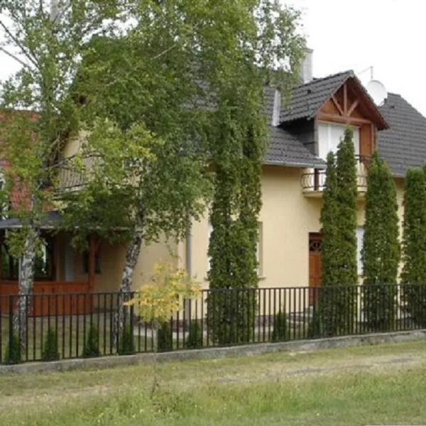 14 férőhelyes ház saját stéggel, játszótérrel Balatonfenyvesen vízparti utcában, hotel v destinácii Balatonfenyves