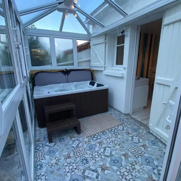 Maison de plage avec SPA/Jacuzzi à 250 m de la mer (la clé des chouans): La Tranche-sur-Mer şehrinde bir otel
