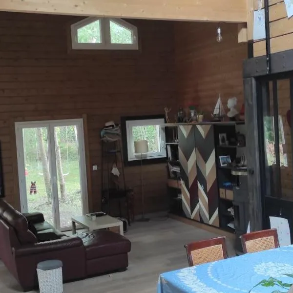 Suite parentale dans maison en bois calme - frigo, vue jardin – hotel w mieście Carcans
