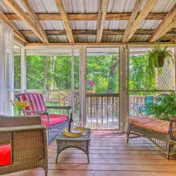 The Country Cottage in Union Mills with Porch!, hotel v destinaci Union Mills