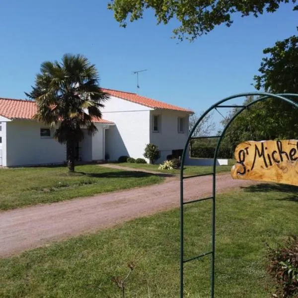 Maison de vacances avec Spa et sauna à Commequiers, 12 à 14 personnes, hotel in Apremont